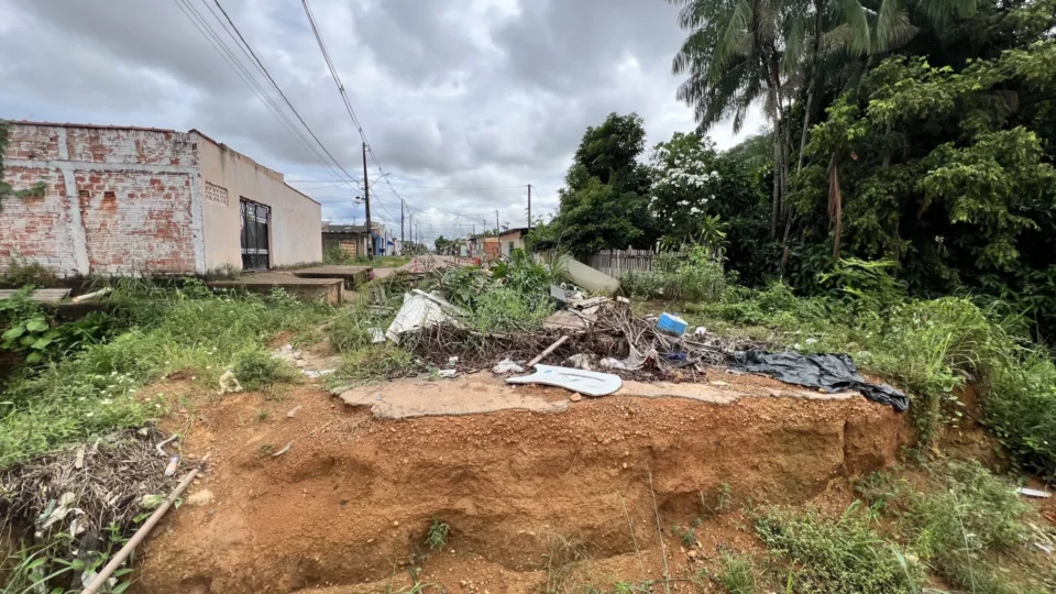 Entulho em buraco agrava situação e gera revolta na zona Leste de Porto Velho