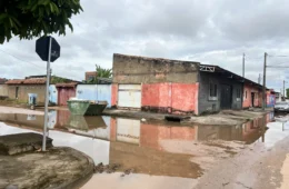 Bueiros entupidos deixam rua alagada por dias na zona Leste de Porto Velho