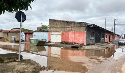 Bueiros entupidos deixam rua alagada por dias na zona Leste de Porto Velho