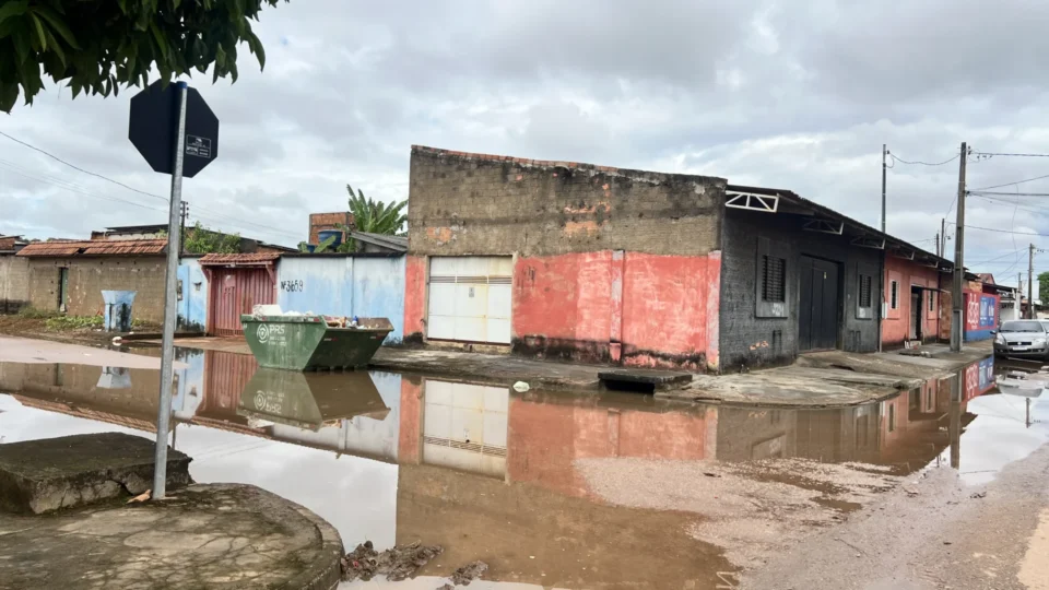 Bueiros entupidos deixam rua alagada por dias na zona Leste de Porto Velho