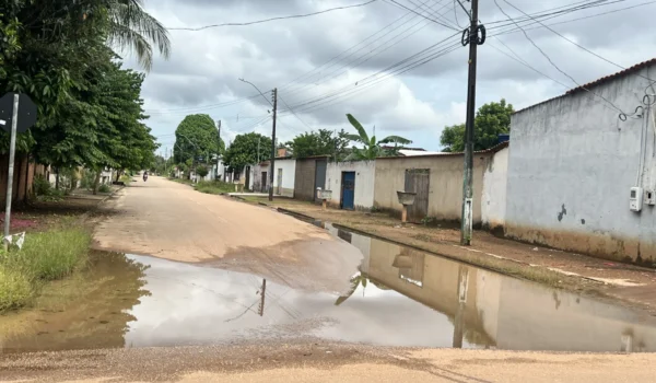 Alagamentos e falta de ônibus revoltam moradores na zona Leste de Porto Velho