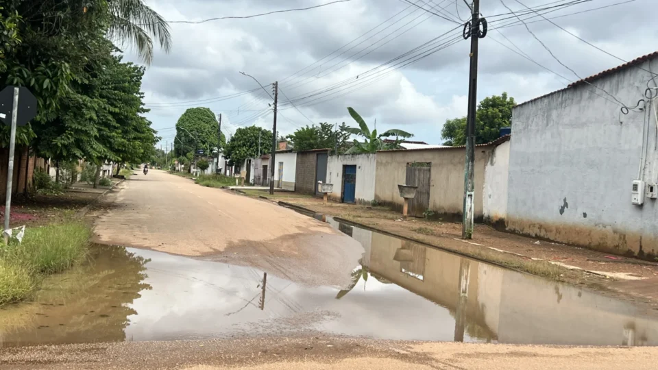 Alagamentos e falta de ônibus revoltam moradores na zona Leste de Porto Velho