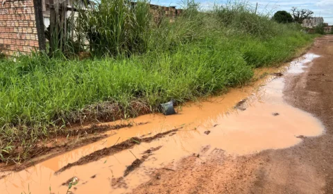 Rua vira foco de alagamentos e esgoto expõe moradores a riscos na zona Sul de Porto Velho