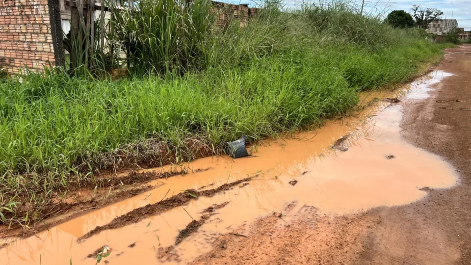 Rua vira foco de alagamentos e esgoto expõe moradores a riscos na zona Sul de Porto Velho