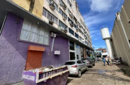 Esgoto sobrecarregado causa transtornos em prédio no centro de Porto Velho