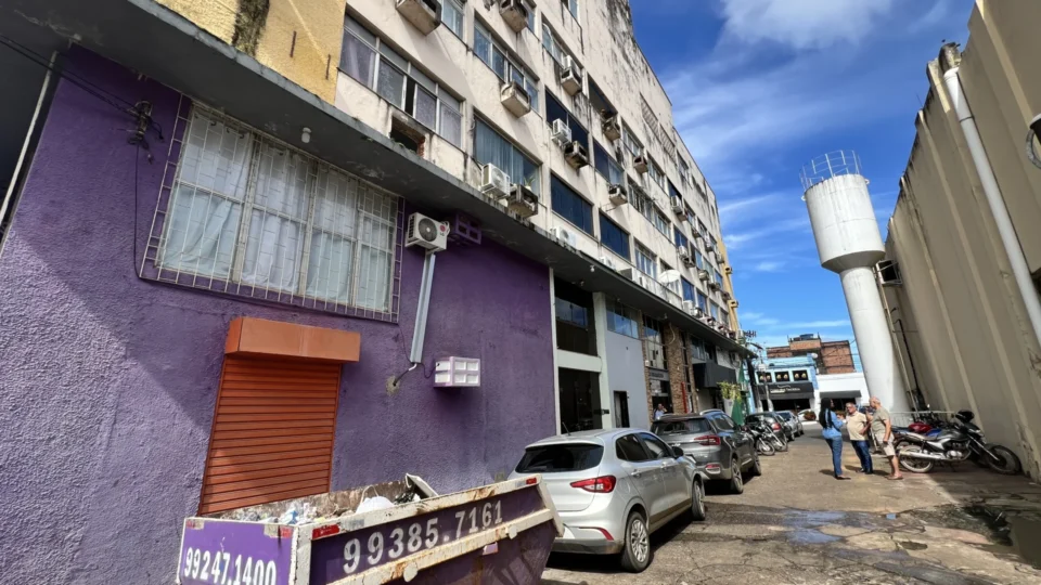 Esgoto sobrecarregado causa transtornos em prédio no centro de Porto Velho