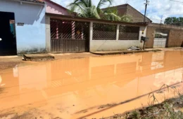 Rua vira “rio” e moradores denunciam abandono na zona Sul de Porto Velho