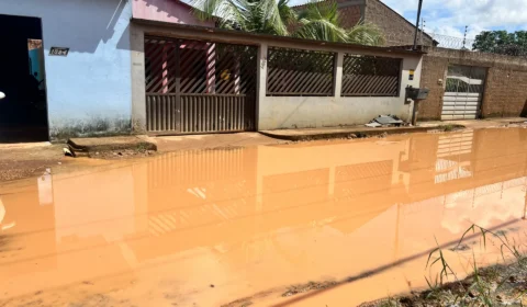 Rua vira “rio” e moradores denunciam abandono na zona Sul de Porto Velho