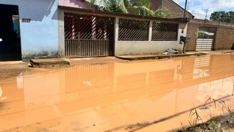 Rua vira “rio” e moradores denunciam abandono na zona Sul de Porto Velho