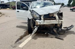 Acidente entre carro e táxi é registrado em cruzamento no centro de Porto Velho