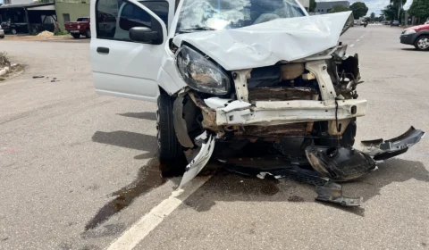 Acidente entre carro e táxi é registrado em cruzamento no centro de Porto Velho