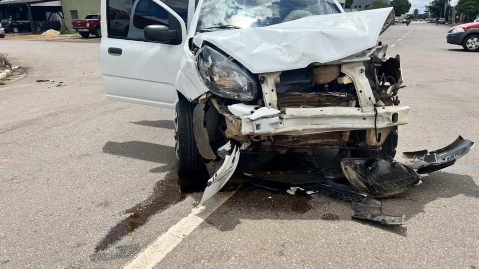 Acidente entre carro e táxi é registrado em cruzamento no centro de Porto Velho