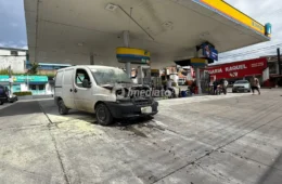 Carro é pega fogo em posto de gasolina no bairro Petrópolis, em Manaus