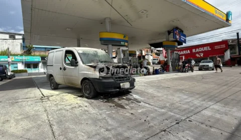 Carro pega fogo em posto de gasolina no bairro Petrópolis, em Manaus