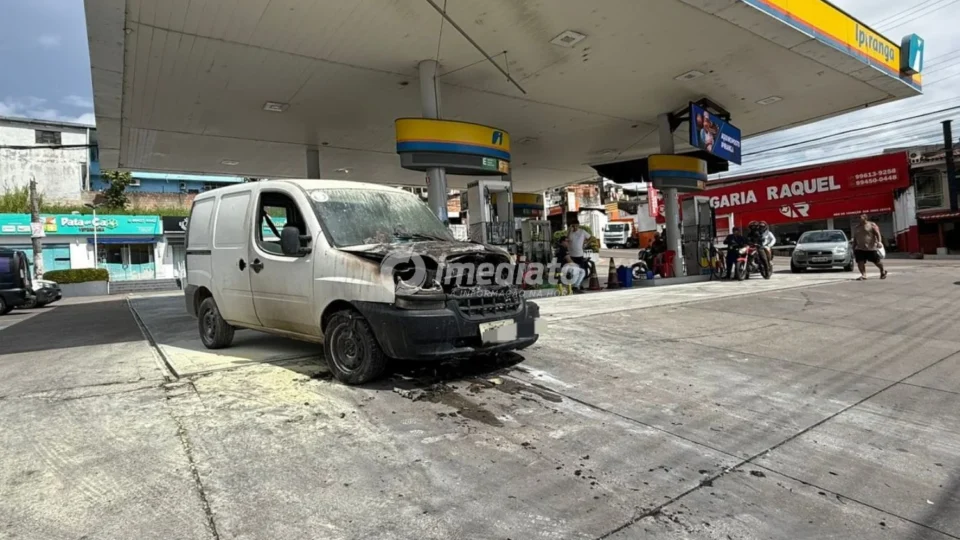Carro pega fogo em posto de gasolina no bairro Petrópolis, em Manaus