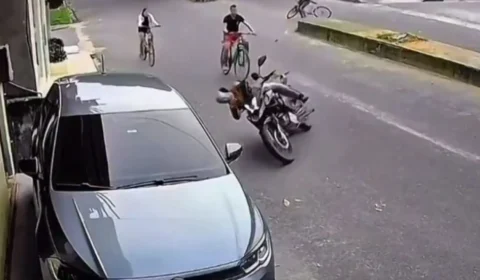 Veja vídeo: Mototaxista fica ferido após colisão com pedaço de madeira em via movimentada de Breves, no Pará