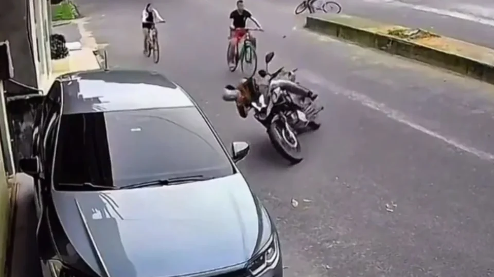 Veja vídeo: Mototaxista fica ferido após colisão com pedaço de madeira em via movimentada de Breves, no Pará