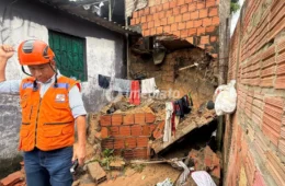 Veja as imagens: Muro desaba sobre casa durante chuva forte no bairro Nova Vitória, em Manaus