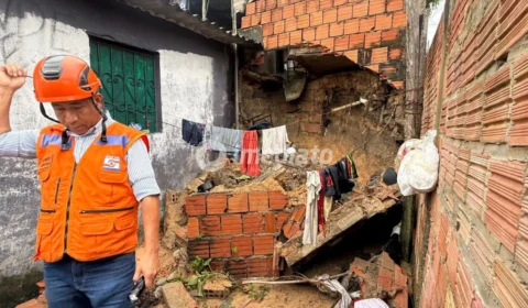 Veja as imagens: Muro desaba sobre casa durante chuva forte no bairro Nova Vitória, em Manaus