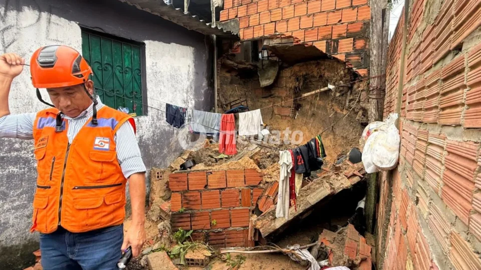 Veja as imagens: Muro desaba sobre casa durante chuva forte no bairro Nova Vitória, em Manaus