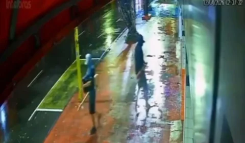 Veja o momento em que criminosos invadem e saqueiam loja no Centro de Manaus; prejuízo chega a R$ 20 mil