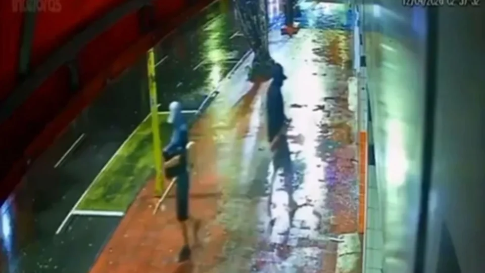 Veja o momento em que criminosos invadem e saqueiam loja no Centro de Manaus; prejuízo chega a R$ 20 mil