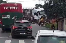Vídeo: Caminhão perde controle e atinge casa na “ladeira da morte”, no bairro Santa Inês