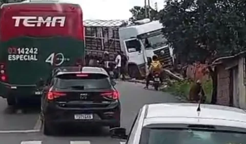 Vídeo: Caminhão perde controle e atinge casa na “ladeira da morte”, no bairro Santa Inês