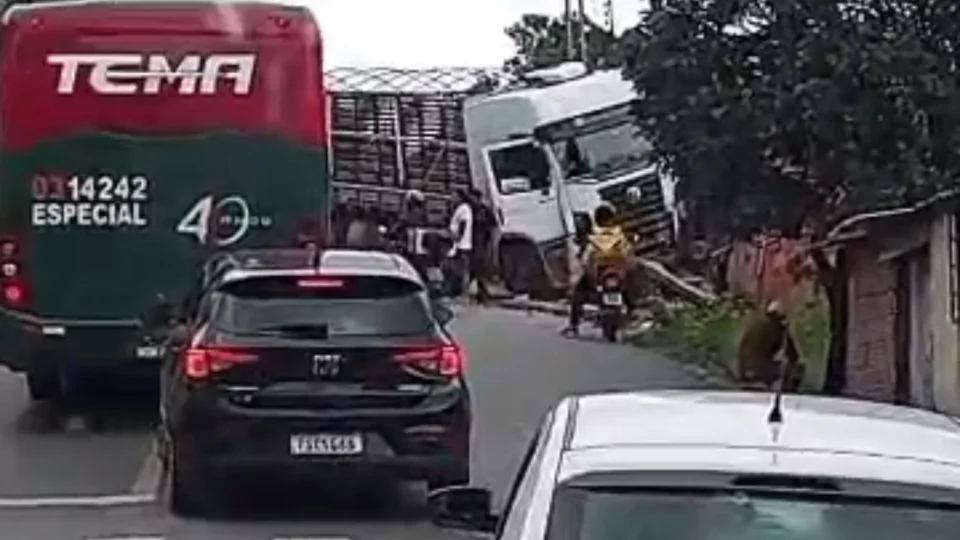 Vídeo: Caminhão perde controle e atinge casa na “ladeira da morte”, no bairro Santa Inês