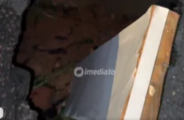 Moradores do bairro Alvorada 2 denunciam buraco e risco de desabamento na rua Leão de Judá