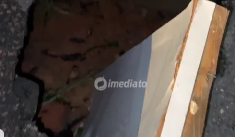 Moradores do bairro Alvorada 2 denunciam buraco e risco de desabamento na rua Leão de Judá