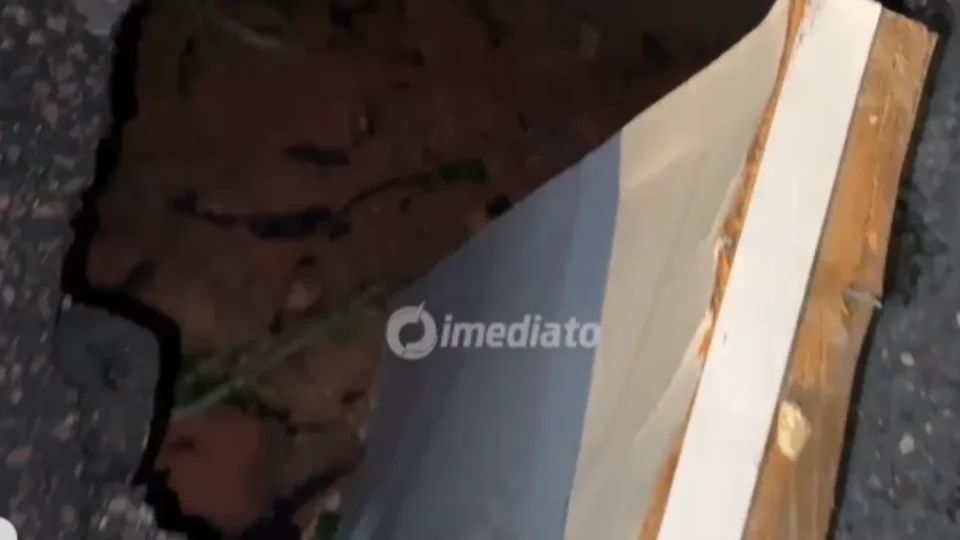 Moradores do bairro Alvorada 2 denunciam buraco e risco de desabamento na rua Leão de Judá