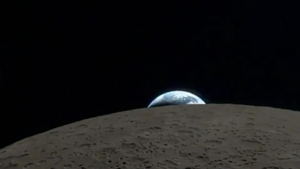 Vídeo: ‘Pôr da Terra’ do espaço é registrado por astronauta da Artemis II na órbita lunar
