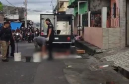 Homem é morto a facadas após briga motivada por ciúmes dentro de kitnet no bairro Novo Aleixo