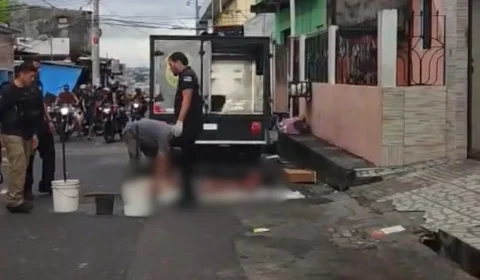 Homem é morto a facadas após briga motivada por ciúmes dentro de kitnet no bairro Novo Aleixo