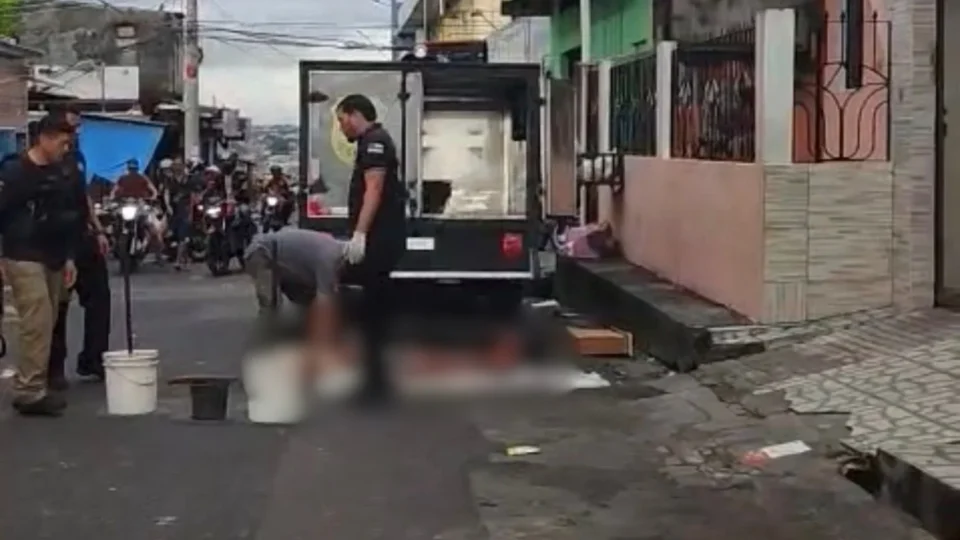 Homem é morto a facadas após briga motivada por ciúmes dentro de kitnet no bairro Novo Aleixo