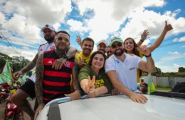 ’Tropa da Professora’: Maria do Carmo e comitiva arrastam multidão em Itacoatiara