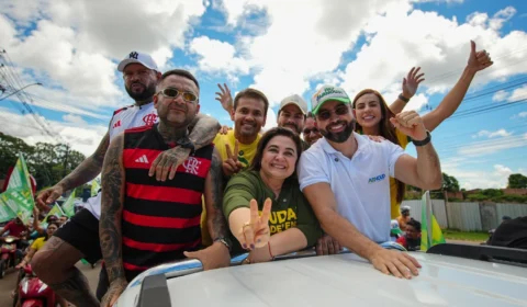 ’Tropa da Professora’: Maria do Carmo e comitiva arrastam multidão em Itacoatiara
