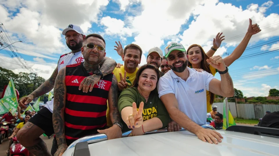 ’Tropa da Professora’: Maria do Carmo e comitiva arrastam multidão em Itacoatiara