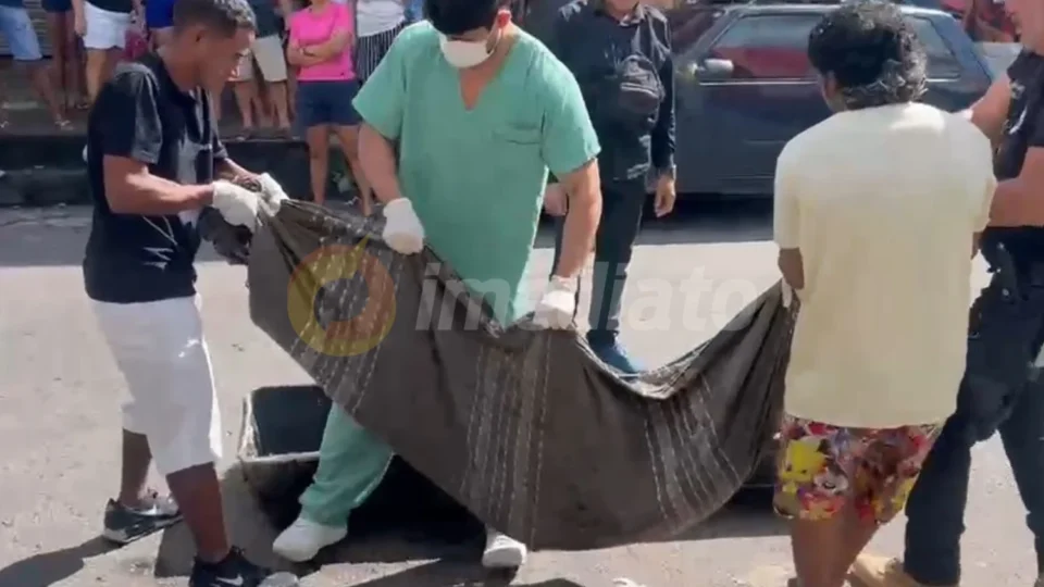 Veja o vídeo: Homem é morto com facada no pescoço dentro de kitnet no Coroado 2