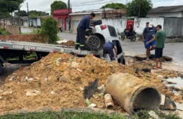 Vídeo: motorista cai em buraco de obra na madrugada e Seminf diz que área estava isolada