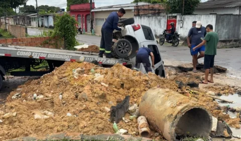 Vídeo: motorista cai em buraco de obra na madrugada e Seminf diz que área estava isolada
