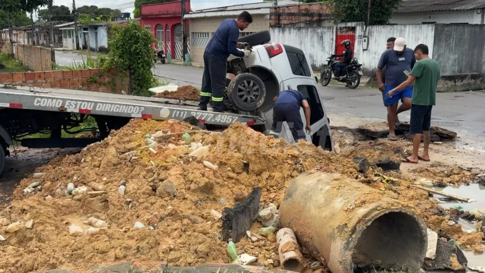 Vídeo: motorista cai em buraco de obra na madrugada e Seminf diz que área estava isolada
