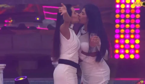 Vídeo: Marciele e Jordana trocam beijos durante festa no BBB26; “É beijo de amiga”, afirma cunhã-poranga do Caprichoso