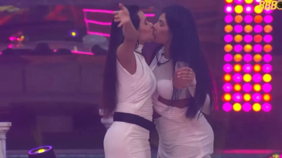 Vídeo: Marciele e Jordana trocam beijos durante festa no BBB26; “É beijo de amiga”, afirma cunhã-poranga do Caprichoso