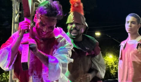 Vídeo: ‘Jesus sofreu por amor a nós’: Via Sacra emociona fiéis e reúne multidão em Manaus