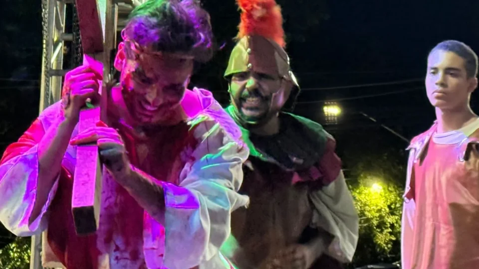 Vídeo: ‘Jesus sofreu por amor a nós’: Via Sacra emociona fiéis e reúne multidão em Manaus