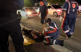 Vídeo: Carro atinge motociclista por aplicativo e vítima fica caída aguardando socorro na Av. Cel. Teixeira