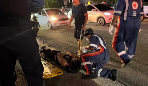 Vídeo: Carro atinge motociclista por aplicativo e vítima fica caída aguardando socorro na Av. Cel. Teixeira