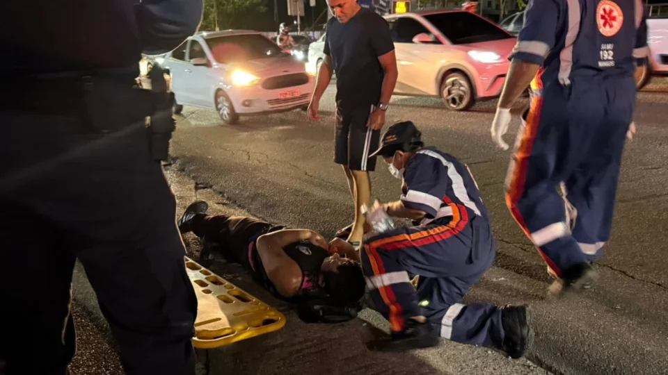 Vídeo: Carro atinge motociclista por aplicativo e vítima fica caída aguardando socorro na Av. Cel. Teixeira